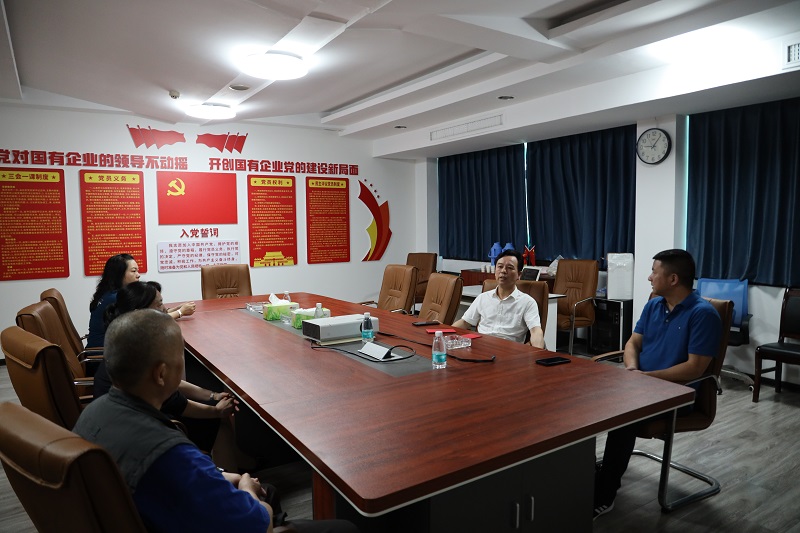 農業集團黨委委員、副總經理陳根榮到糧油集團慰問困難黨員