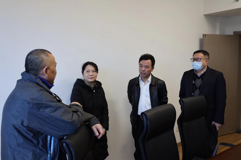 湖南農(nóng)業(yè)集團(tuán)黨委委員、副總經(jīng)理陳根榮到糧油進(jìn)出口集團(tuán)走訪慰問困難職工